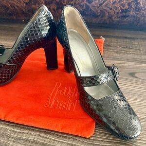 NWOT snake skin black pumps made in Italy 37